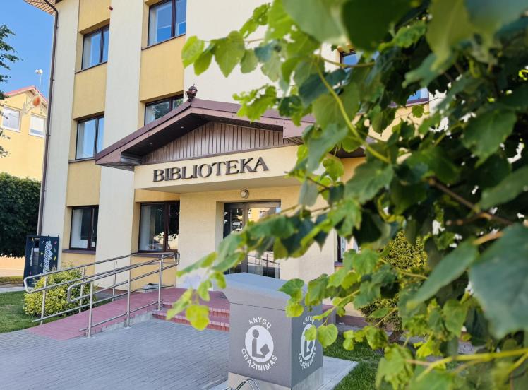 Biblioteka nušvis raudona spalva dėl vėžiu sergančių vaikų