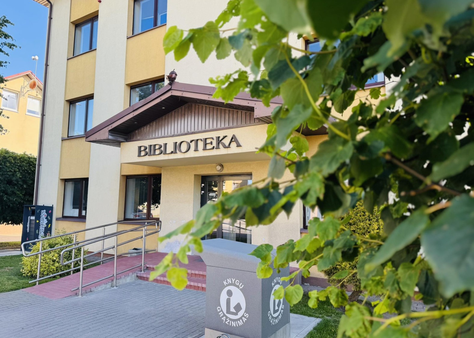 Biblioteka nu&scaron;vis raudona spalva dėl vėžiu sergančių vaikų