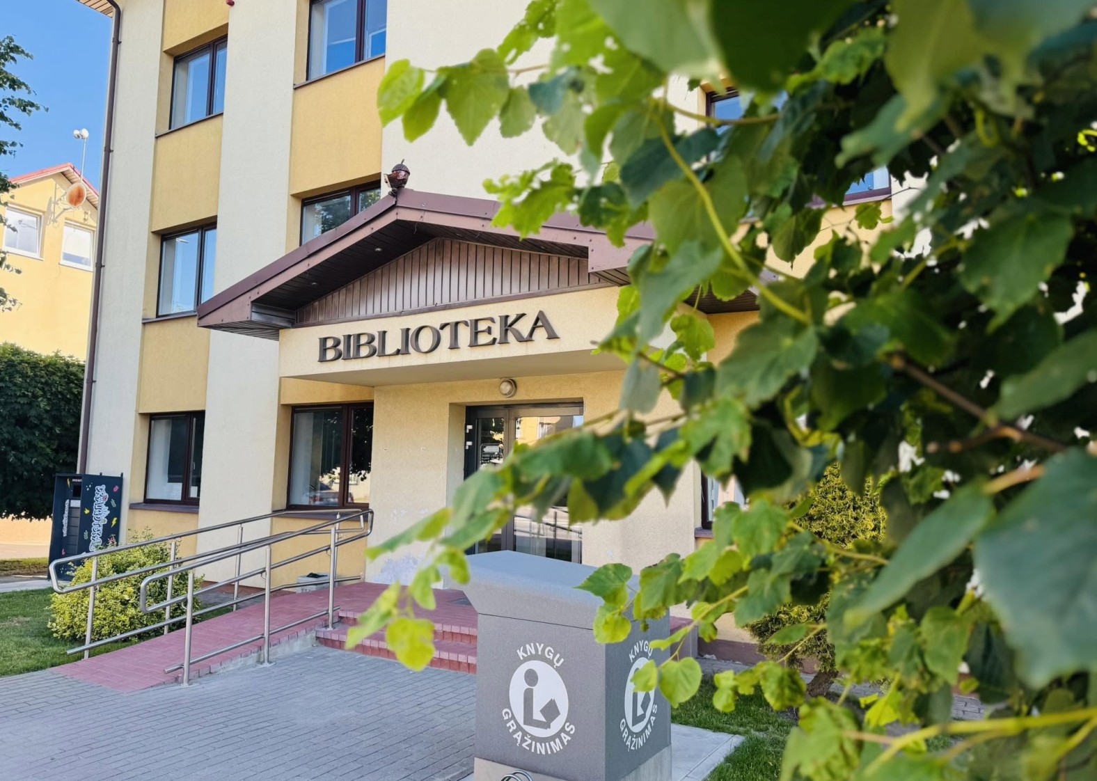 Biblioteka nu&scaron;vis raudona spalva dėl vėžiu sergančių vaikų