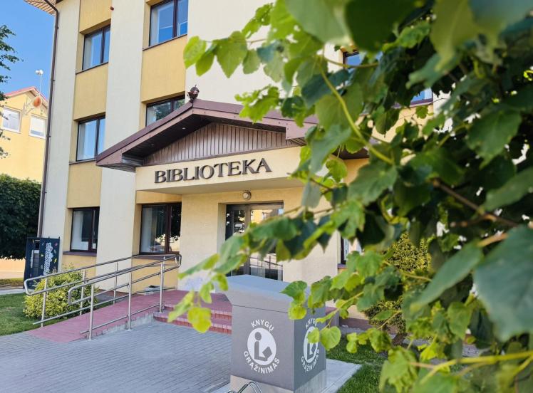Biblioteka nušvis raudona spalva dėl vėžiu sergančių vaikų