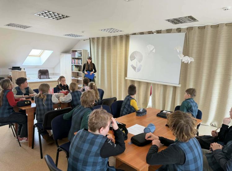 Tenenių bibliotekoje išradingai paminėta Lietuvių kalbos diena