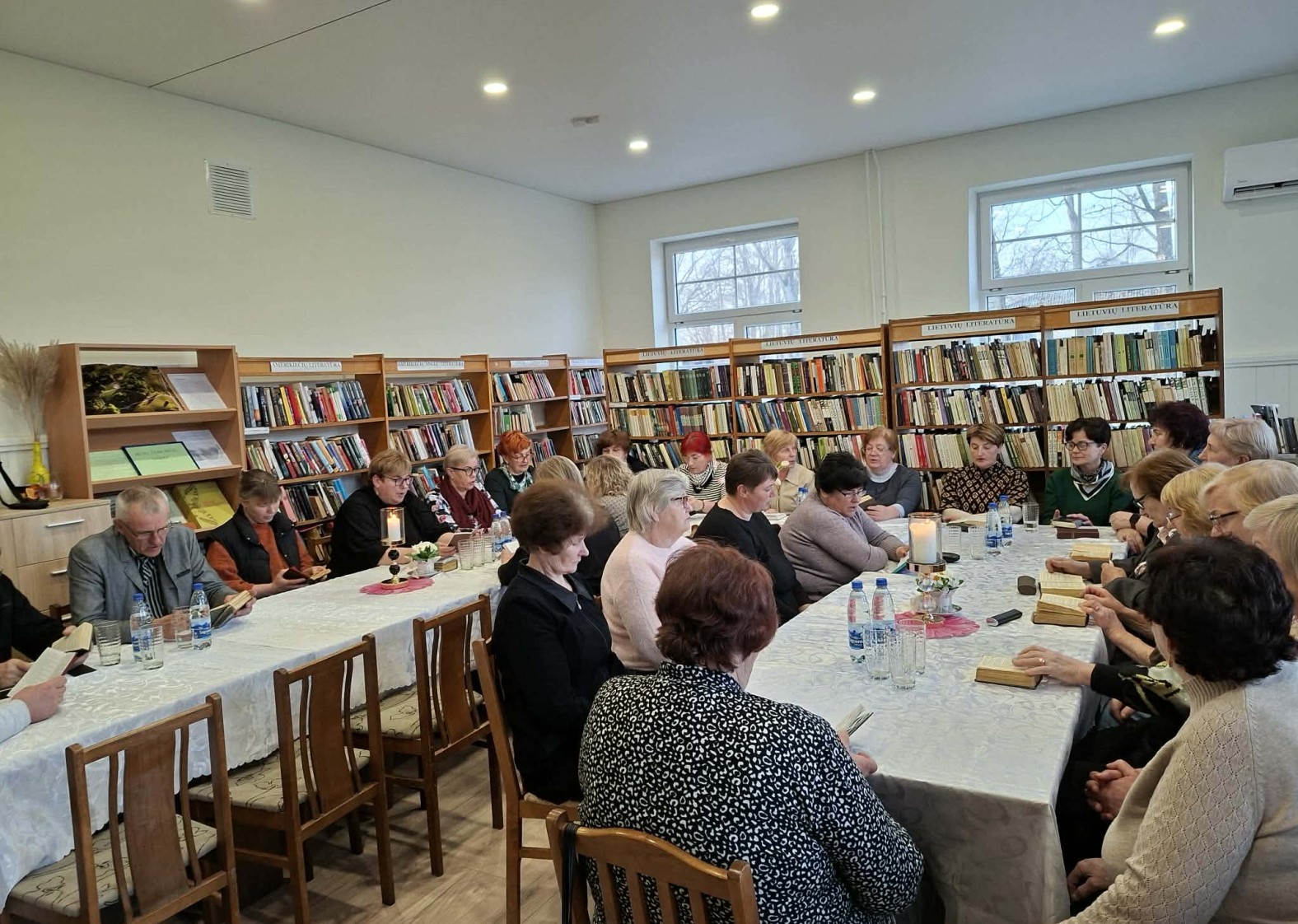 Žvingių bibliotekoje &ndash; ir popietė apie moteris, ir Kalvarijos kalnų giedojimas