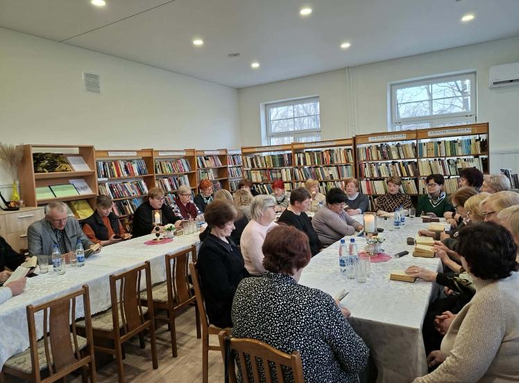 Žvingių bibliotekoje – ir popietė apie moteris, ir Kalvarijos kalnų giedojimas