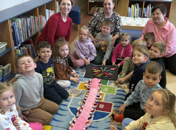 Spalvingas sensorinis nuotykis su „Labai alkanu vikšreliu“