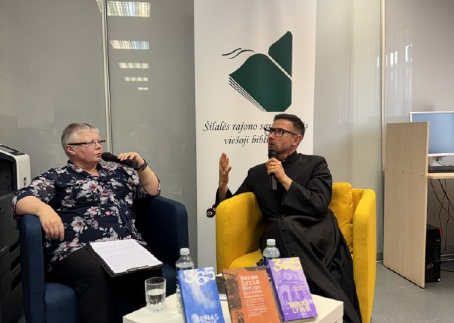 &Scaron;ilalės ir Pajūrio bibliotekose lankėsi kunigas ir ra&scaron;ytojas Benas Lyris