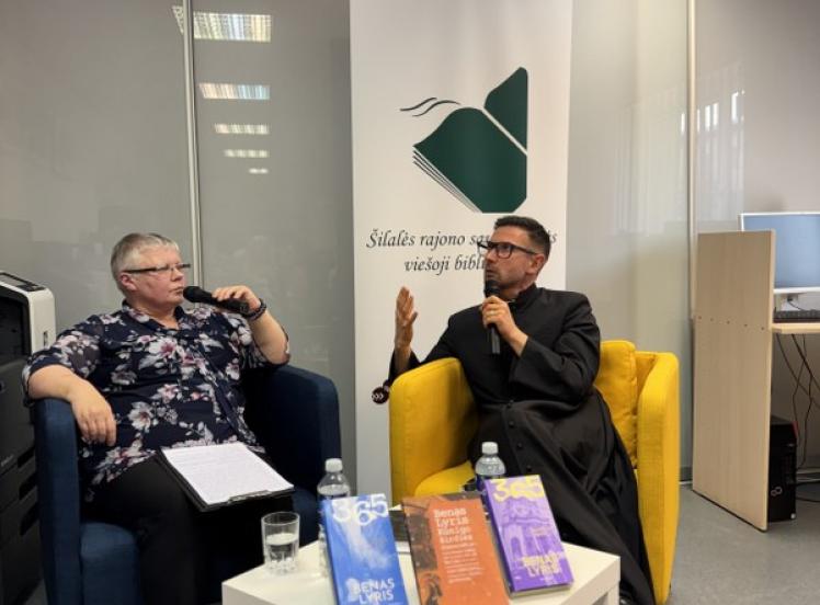 Šilalės ir Pajūrio bibliotekose lankėsi kunigas ir rašytojas Benas Lyris