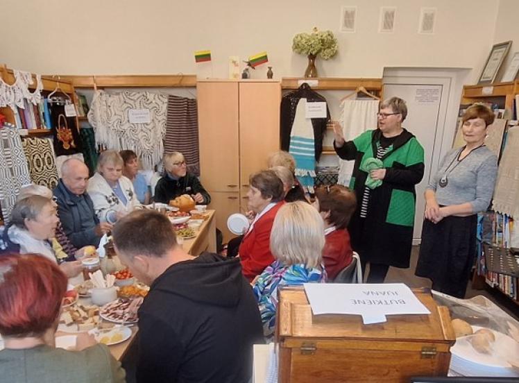 Senjorų savaitę Kaltinėnų bibliotekoje įprasmino pasibuvimas „Laiko skrynios paslaptys“