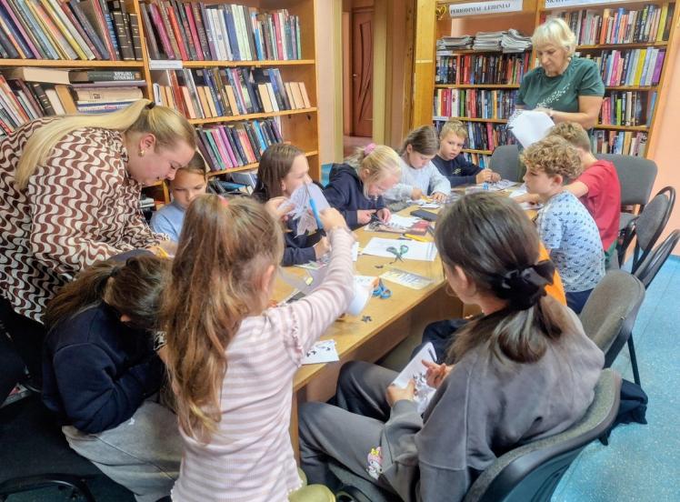 Kvėdarnos bibliotekoje – edukacija su karpiniais iš popieriaus