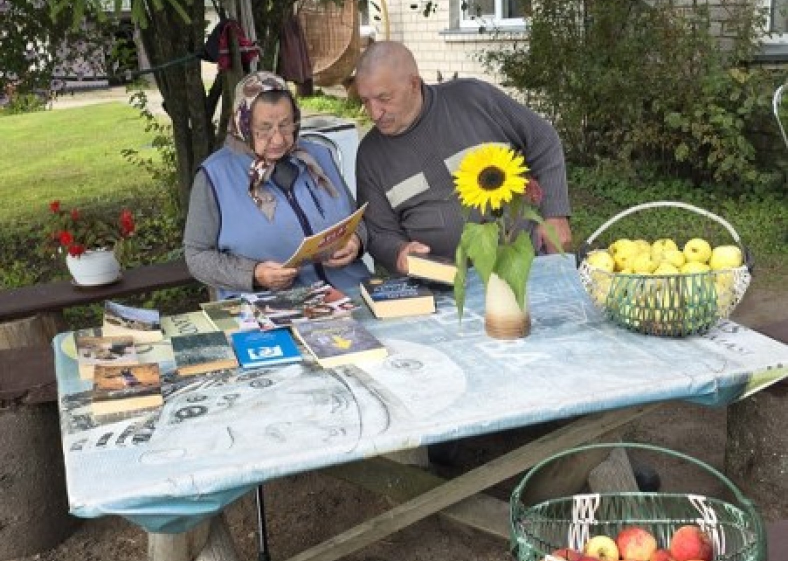 Požerės bibliotekininkė su knygomis lankė senjorus