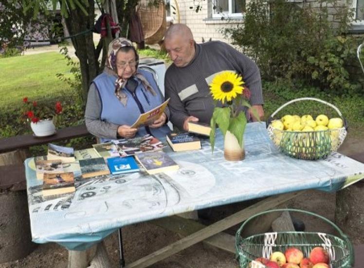 Požerės bibliotekininkė su knygomis lankė senjorus
