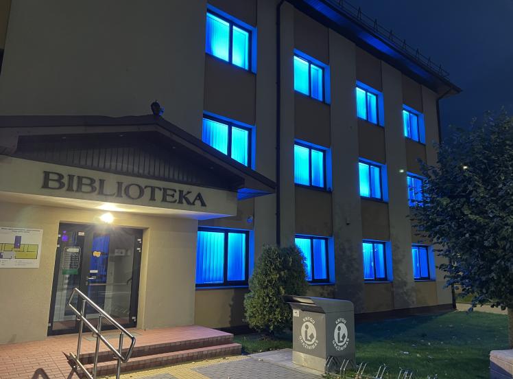 Bibliotekos langai nušvito mėlyna spalva 