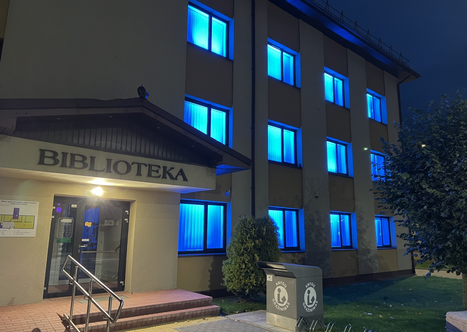 Bibliotekos langai nu&scaron;vito mėlyna spalva 