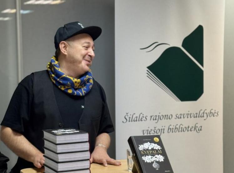 Bibliotekoje su knyga ir kvepalais svečiavosi Aistis Mickevičius