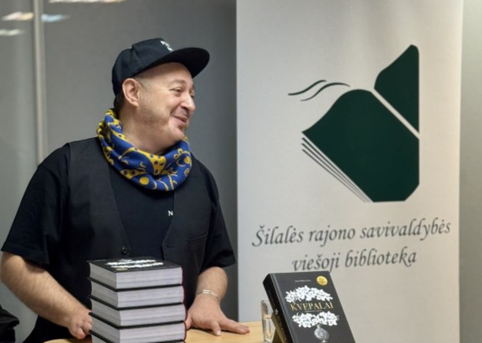 Bibliotekoje su knyga ir kvepalais svečiavosi Aistis Mickevičius