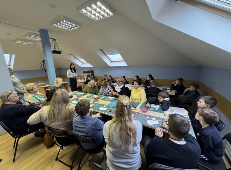 Vyko kūrybiniai užsiėmimai: „Jesmonito galimybės“ ir Mažoji knygrišykla“