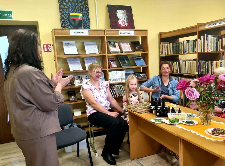 Edukacinė popietė apie gėles Tūbinių bibliotekoje