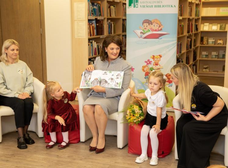 Diana Nausėdienė paskelbė naują „Knygų starto“ etapą – kvietimą lankytis bibliotekose ir dovaną mažiausiems skaitytojams